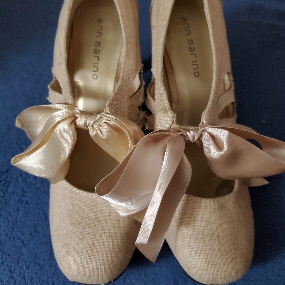 Ann Marino Bow front linen pumps.